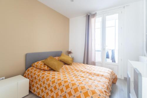 une chambre avec un lit avec des oreillers et une fenêtre dans l'établissement A deux pas du Vel'odrome, à Marseille