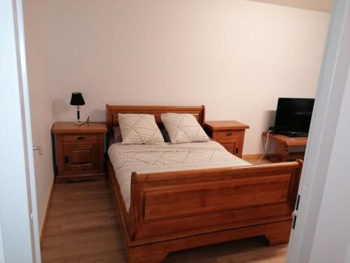 - une chambre avec un lit en bois, 2 tables de chevet et une télévision dans l'établissement Appt Rouen Centre St Marc-possibilité de parking, à Rouen