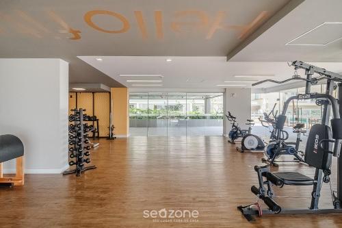a gym with treadmills and elliptical machines at Condomínio a beira-mar c/ piscina - SHC in Piçarras
