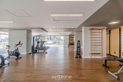 a gym with treadmills and exercise bikes in a room at Condomínio a beira-mar c/ piscina - SHC in Piçarras