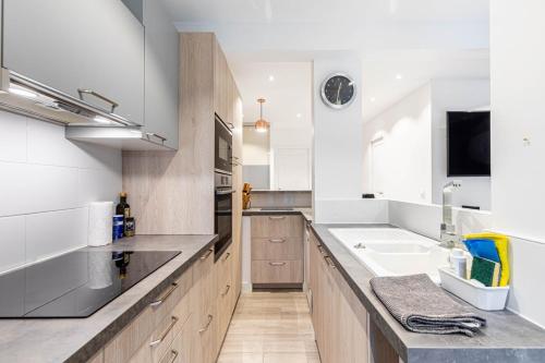 une cuisine avec un évier et un plan de travail dans l'établissement GuestReady - Charm and Comfort near Champs de Mars, à Paris