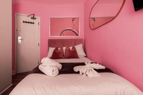 Letto o letti in una camera di Devonshire Terrace Studios