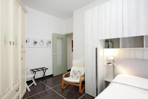 een slaapkamer met een bed, een stoel en een tafel bij Casa Sole Luna in Arenzano