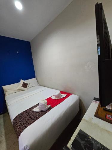 a room with two beds with hats and plates on it at Kusma Hotel Bandungan Semarang in Semarang