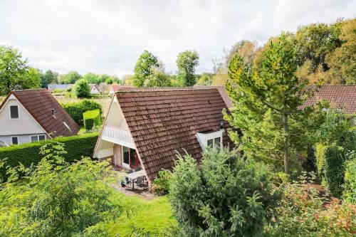 an aerial view of a house with a roof at Winterkoning I Rustig Huisje met Tuin in Zwiggelte