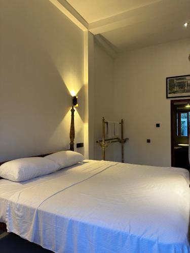 Una cama o camas en una habitación de Ruvee Villa