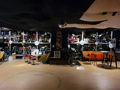a room with a bunch of bikes on shelves at Festsaal mit Übernachtungen in Craupe
