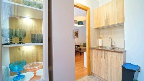 Kuchyňa alebo kuchynka v ubytovaní Apartamenty EverySky - 1 go Maja 35A-35B