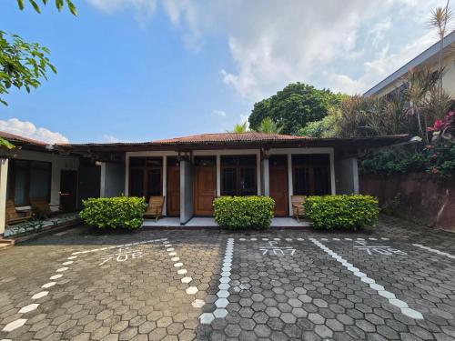 a house with a courtyard in front of it at Kusma Hotel Bandungan Semarang in Semarang
