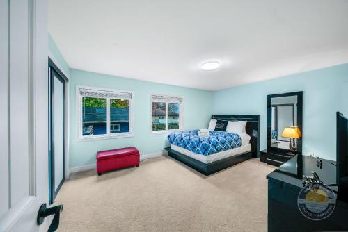 una camera da letto con un letto e una TV di Lake Geneva Family Fall Escape a Lake Geneva