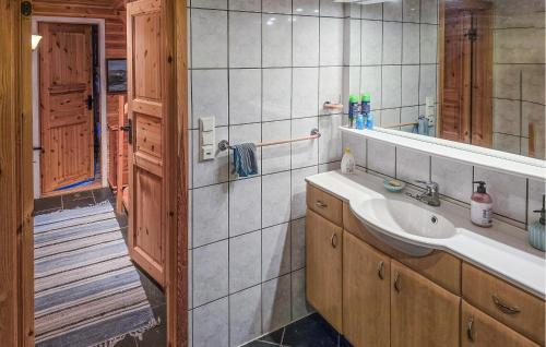 Bilik mandi di Beach Front Home In Omastrand
