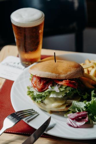 un sandwich, des frites et un verre de bière dans l'établissement Hôtel Le Christania, à Bellevaux