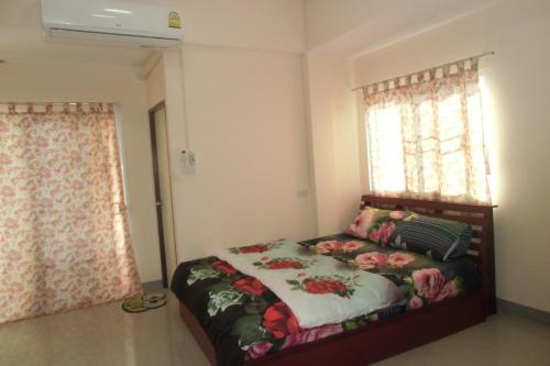 Postel nebo postele na pokoji v ubytování Chanaporn Place
