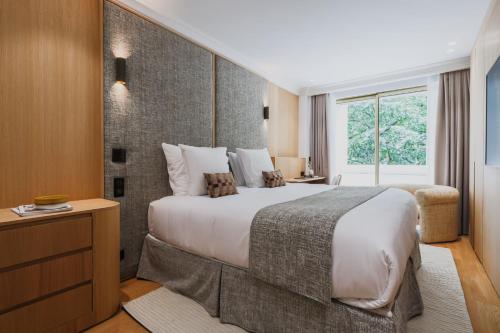 une chambre avec un grand lit et une fenêtre dans l'établissement Exceptional flat - 1BD 6P- Arc de Triomphe, à Paris