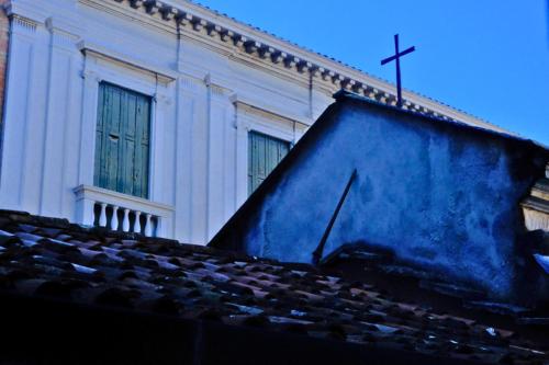 a cross on top of a building with a roof at H O T E L S A N G A L L O l in Venice