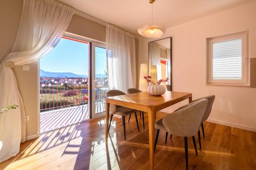 Balkón nebo terasa v ubytování Charming Charlie Apartment