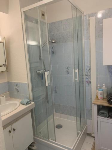 une salle de bain avec douche et lavabo dans l'établissement Studio Kennedy, à Trouville-sur-Mer