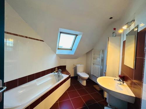une salle de bain avec une baignoire, des toilettes et un lavabo dans l'établissement Maison 6 pièces 8 personnes proche plage du Fort-Bloqué - Wifi - EVA, à Ploemeur