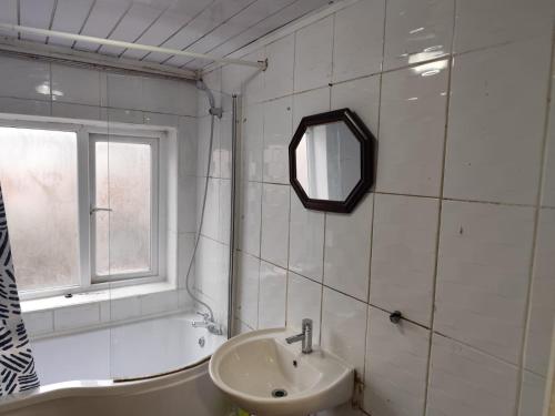 Ένα μπάνιο στο Double Bedroom 78GL1 Greater Manchester