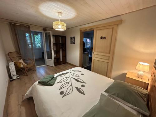 a bedroom with a bed with a leaf design on it at Le Panier Fleuri in Lacanau