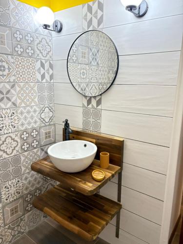 a bathroom with a bowl sink and a mirror at Le Ti Marinois 5 in Le Marin
