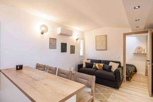 un salon avec un canapé et une table dans l'établissement MEY T2 - Superbe appartement 4 pers, 50m du vieux port et 2min à pied du palais, à Cannes