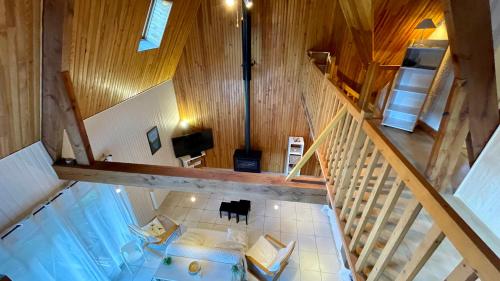 una vista aérea de una sala de estar en una casa en Le Joli Cèdre 8pers Le Mont Dore, en Le Mont-Dore