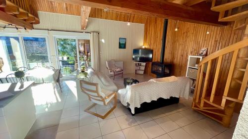 un salon avec une table et des chaises dans l'établissement Le Joli Cèdre 8pers Le Mont Dore, à Le Mont-Dore