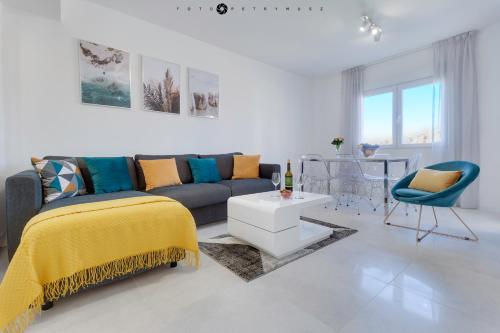 ein Wohnzimmer mit Sofa und Tisch in der Unterkunft Murano by Alina365 in La Manga del Mar Menor