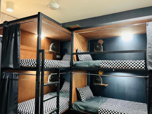 Palanda nebo palandy na pokoji v ubytování Empire Hostel Regalia