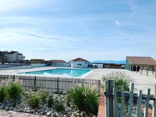 une piscine dans une cour clôturée dans l'établissement Appart 4 pièces, 8 pers, piscine, tennis, parking inclus - Port Barcarès - FR-1-195-58, au Barcarès