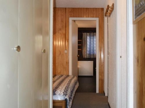 - une petite chambre avec un lit et un couloir dans l'établissement Appartement central Montgenèvre avec jardin, parking, et commodités pour 6 personnes - FR-1-266-122, à Montgenèvre