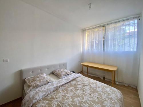 une chambre avec un lit, une table et une fenêtre dans l'établissement Juste à côté de la gare de Nîmes, à Nîmes