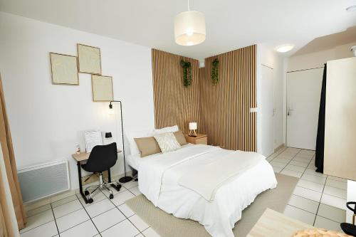 une chambre avec un lit, un bureau et une chaise dans l'établissement Le Chic Urbain - Hôpitaux Facultés - Chateau d'Ô - Free Parking, à Montpellier