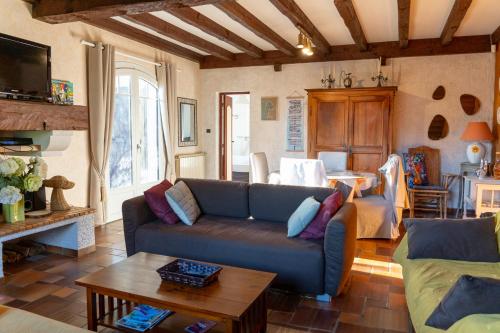 un salon avec un canapé et une table dans l'établissement Maison 4 chambres avec piscine à Andernos, à Andernos-les-Bains