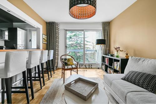 un salon avec un canapé et une table dans l'établissement Gaspar- 2 Rooms with Balcony- Metro Marcel Sembat, à Boulogne-Billancourt