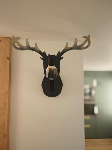 a wall mounted deer head with antlers on a wall at Le 1790 "Premium Service" in Égat
