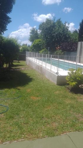 Κήπος έξω από το Casa centrica con pileta