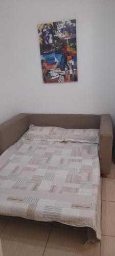 Un pat sau paturi într-o cameră la Quarto suíte no Flamengo