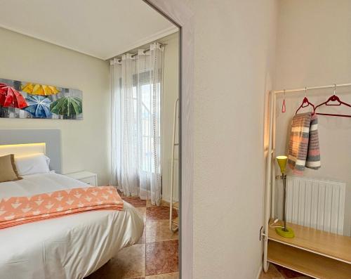 un dormitorio con una cama y un espejo en CÓMODO alojamiento en Alba de Tormes, en Alba de Tormes
