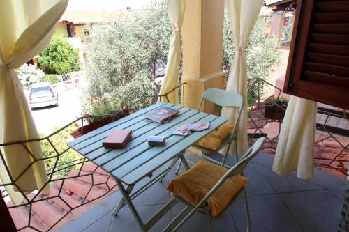 einen blauen Tisch und Stühle auf einer Terrasse in der Unterkunft Guesthouse Nuvole in Olbia