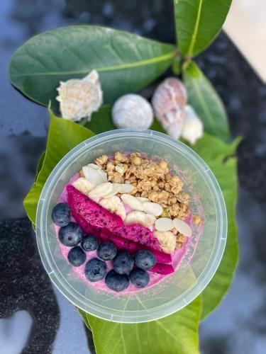 een plastic houder met een dessert met bosbessen en noten bij Вилла в сердце Пхукета in Surin Beach