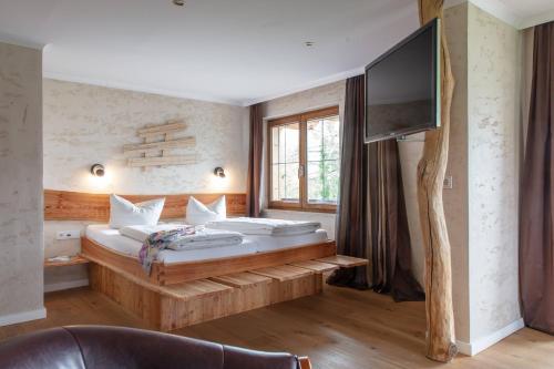 バート・ウィーゼにあるHotel Terrassenhofのベッドルーム(ベッド1台、薄型テレビ付)
