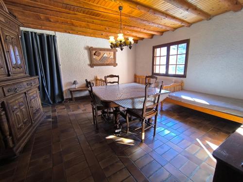 une salle à manger avec une table, des chaises et un canapé dans l'établissement Maison authentique avec jardin, à Briançon
