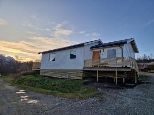una casa sentada al costado de un camino en Mellomgaard - southern-Kvaløya, en Tromsø