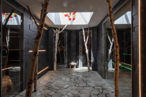 バート・ウィーゼにあるHotel Terrassenhofの木の間