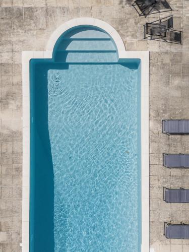 une vue aérienne d'une piscine dans un immeuble dans l'établissement Campagne Muller, à Uchacq-et-Parentis