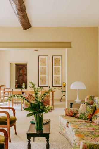 un salon avec un canapé et une table dans l'établissement Campagne Muller, à Uchacq-et-Parentis