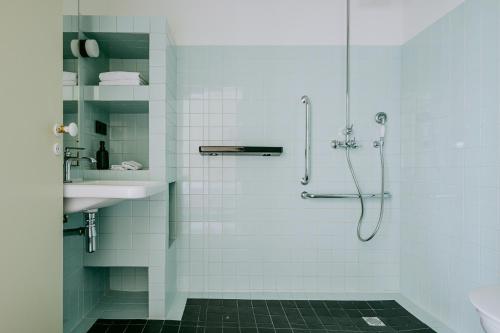 une salle de bain avec douche et lavabo dans l'établissement Campagne Muller, à Uchacq-et-Parentis