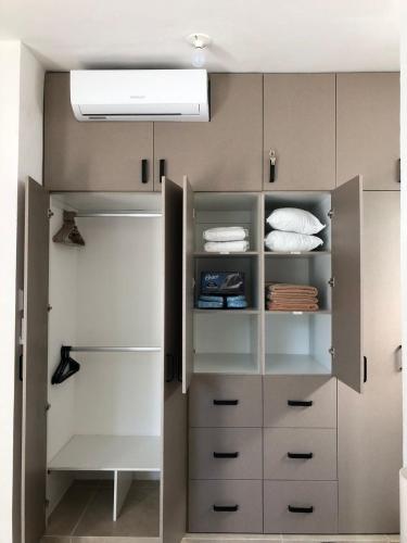 a room with a closet with white cabinets at Depa Familiar PB 6pax con Alberca Rodeado de Restaurantes Zona Segura in Playa del Carmen